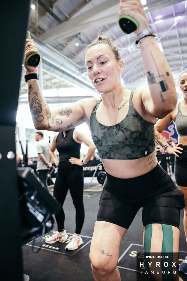 Stephy am SkiErg bei HYROX Hamburg