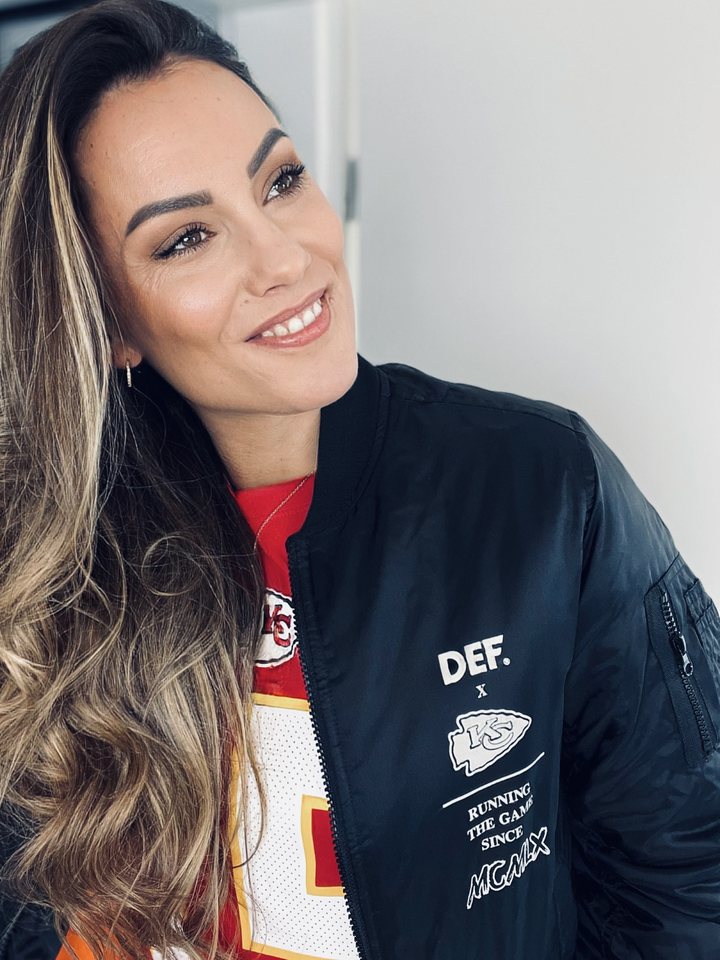 Stephy in der DefShop-x-Chiefs-Jacke