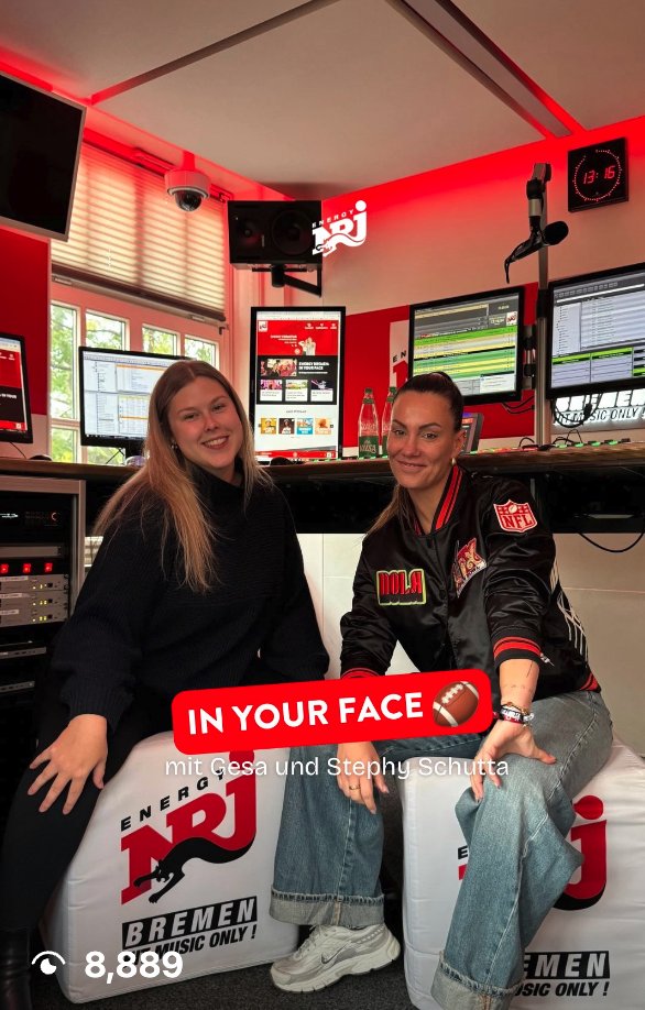 Stephy und Gesa auf ENERGY-Hockern im Radiostudio