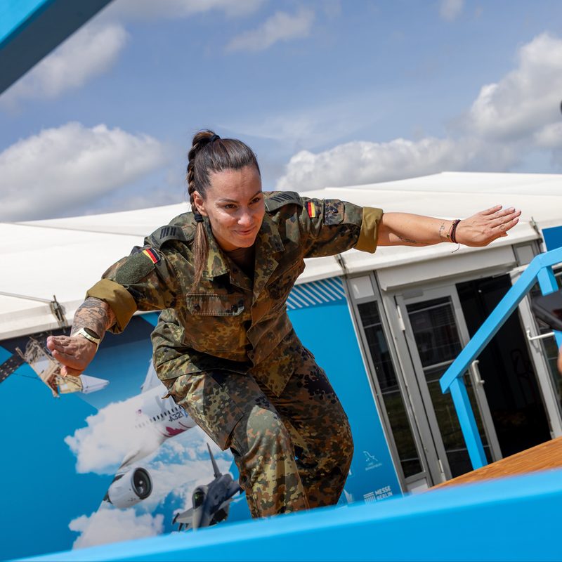 Stephy in Bundeswehr-Uniform beim Dreh