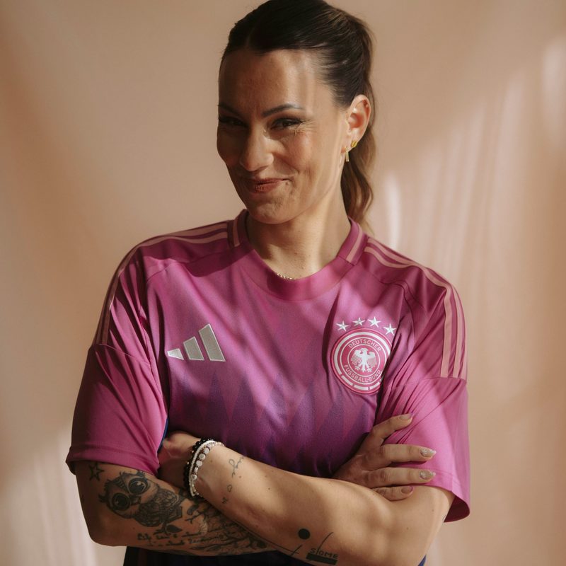 Stephy im pinken DFB-Trikot mit verschränkten Armen