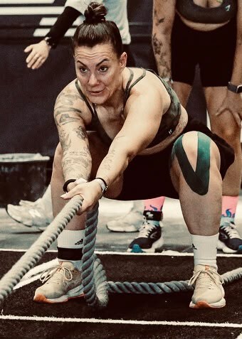 Stephy beim Training mit Battle Ropes